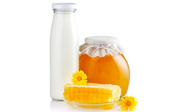 شیر، آب لیمو و عسل را مخلوط کرده و 20 دقیقه بر روی پوست خود بگذارید تا سفیدتر شود