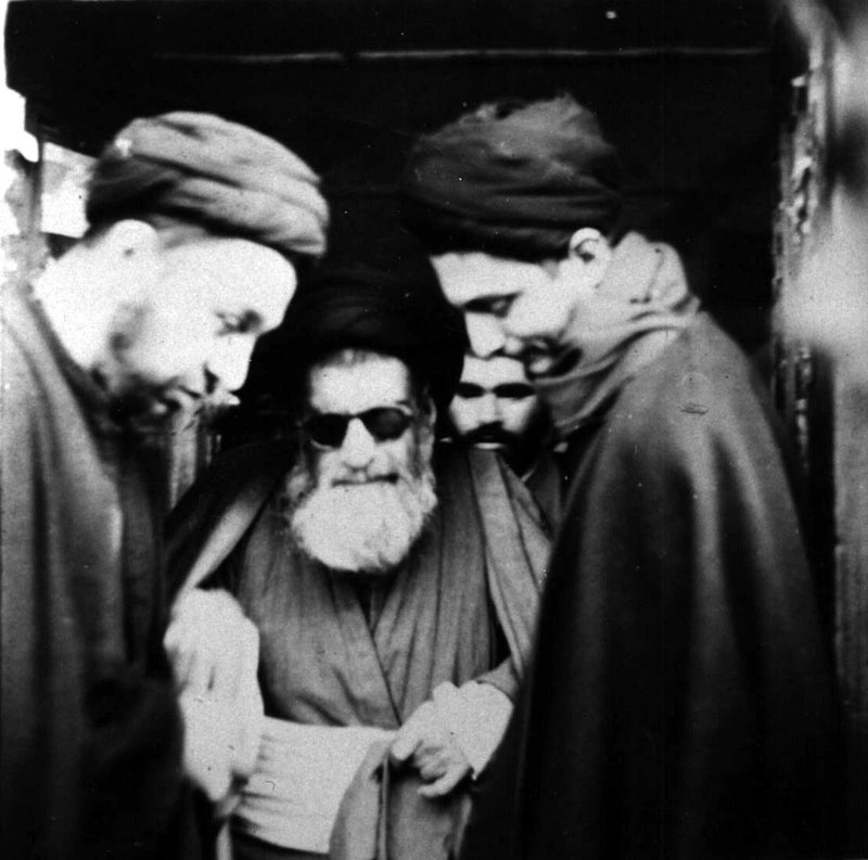 آل الصدر( 6) - السيّد موسى الصدر( ابن عمّ الشهيد الصدر) والسيّد إسماعيل الصدر( أخوه) يتوسّطهما أستاذهما السيّد عبد الهادي الشيرازي ( رحمة الله علیه)