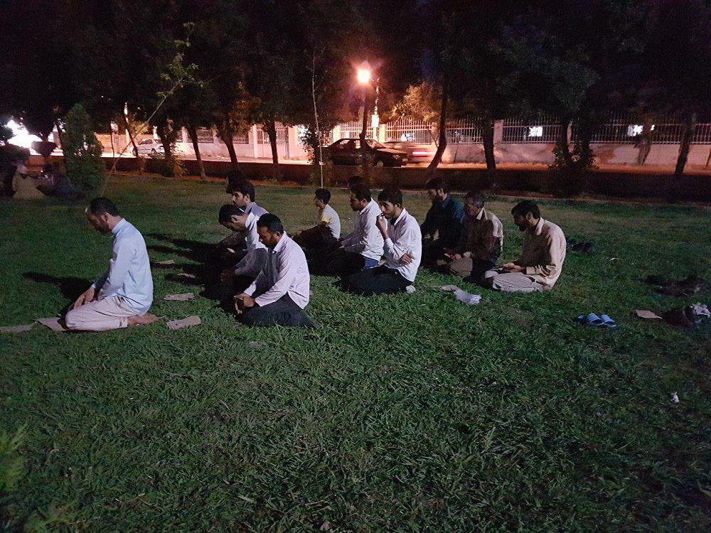 برگزاری نماز جماعت (مغرب و عشاء) قبل از آغاز مراسم
