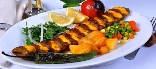 طرز تهیه کباب کوبیده نگینی به روش تابه ای طرز تهیه کباب کوبیده نگینی به روش تابه ای