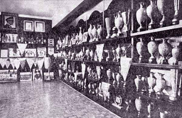 موزه باشگاه تاج که بعد از انقلاب ۱۳۵۷ مورد دستبرد واقع شد.