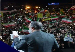 دانلود و تماشای آنلاین نماهنگ «رهبرمون هر چی بگه همونه» از محمود کریمی با حال و هوای حماسی
