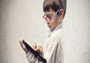 تاثیر کارتون و بازی های موبایل و رایانه ای روی کودکان