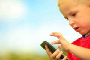  استفاده ی کودکان از موبایل