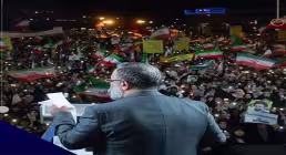 دانلود و تماشای آنلاین نماهنگ «رهبرمون هر چی بگه همونه» از محمود کریمی با حال و هوای حماسی