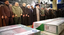 فیلم اقامه نماز رهبر انقلاب بر پیکر سردار سلیمانی