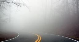 جاده تاریک مه آلود