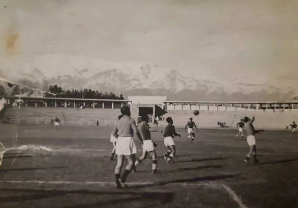 بازیکنان دوچرخه سواران و دارایی در جریان دیدار نهایی جام حذفی تهران ۱۳۲۵