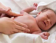 با ماساژ دلدرد کودک را آرام کنید